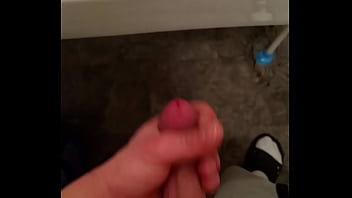 Паренек занялся порно с блондинкой в туалете